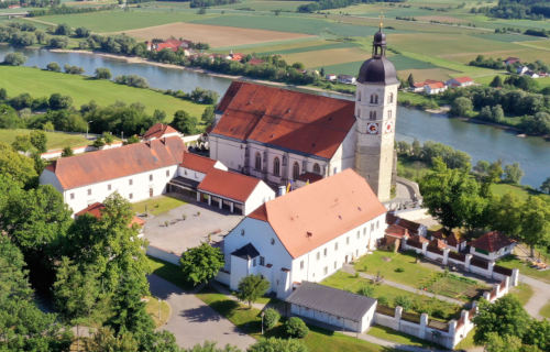 Luftbild der Wallfahrtskirche Maria Himmelfahrt Bogenberg