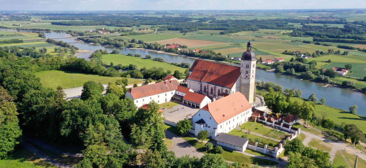 Luftbild der Wallfahrtskirche Maria Himmelfahrt Bogenberg